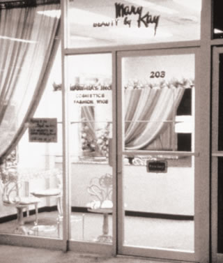 V piatok 13. septembra v texasskom Dallase otvorila Mary Kay Ash na ploche 47m² prvý obchod.