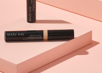 Korektory na béžovom pozadí.