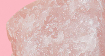 Detail ruženínu reprezentujúceho suchú pokožku na ružovom pozadí.